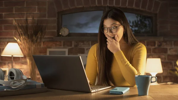 Geschokt Verrast Vrouw Verbinden Met Haar Laptop Thuis — Stockfoto
