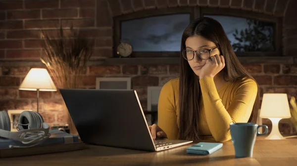 Jonge Mooie Vrouw Zit Aan Het Bureau Verbinden Met Haar — Stockfoto