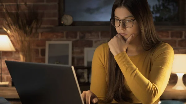 Jovem Mulher Bonita Sentada Mesa Conectando Com Seu Laptop Casa — Fotografia de Stock