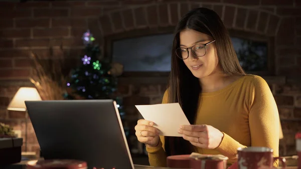 Junge Frau Sitzt Schreibtisch Und Liest Weihnachtskarte Mit Wünschen — Stockfoto