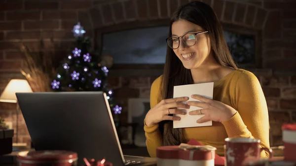 Vrolijke Vrouw Ontvangt Een Kerstkaart Met Wensen Blij Verbinden Met — Stockfoto