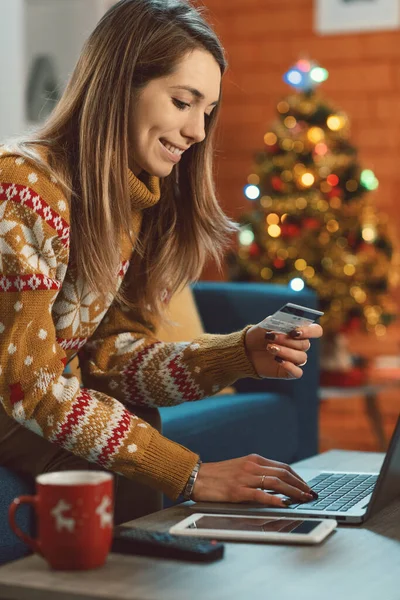 Evdeki Kanepede Oturup Noel Hediyesi Almak Için Internetten Alışveriş Yapan — Stok fotoğraf