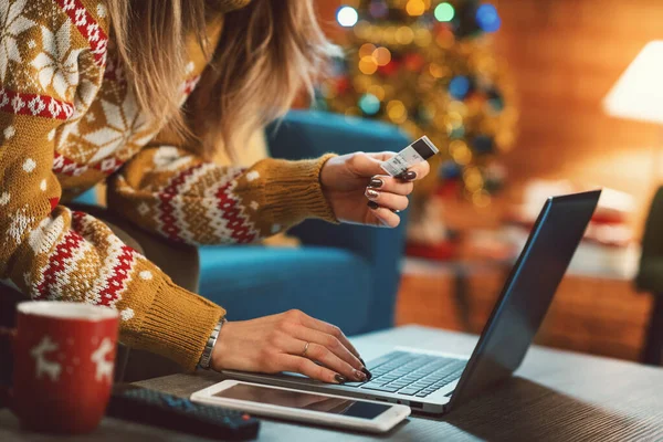 Frau Beim Online Einkauf Weihnachten Sie Sitzt Hause Auf Dem — Stockfoto