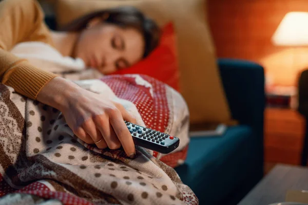 Mujer Que Duerme Sofá Casa Mientras Televisión Ella Está Sosteniendo — Foto de Stock