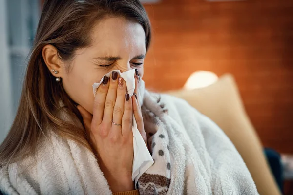 담요로 여자가 감기에 걸리고 독감에 걸리죠 — 스톡 사진