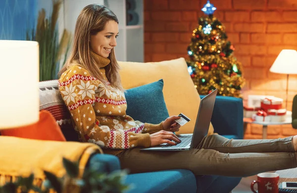 Glückliche Junge Frau Die Hause Auf Der Couch Sitzt Und — Stockfoto