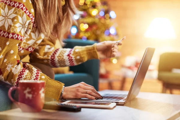 Mujer Haciendo Compras Línea Navidad Ella Está Sentada Sofá Casa —  Fotos de Stock