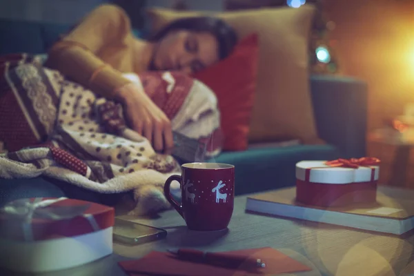 Tânăra Femeie Întinsă Canapea Adormită Ajunul Crăciunului Deține Telecomanda Televizorului — Fotografie, imagine de stoc