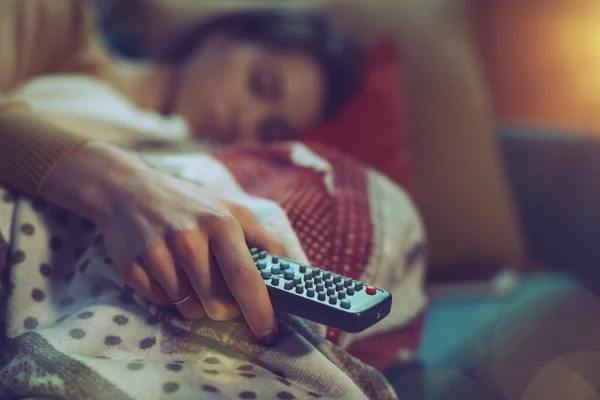 Mujer Que Duerme Sofá Casa Mientras Televisión Ella Está Sosteniendo — Foto de Stock