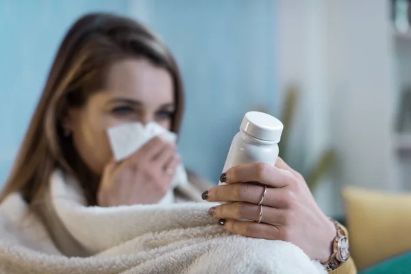 Fiatal Megfázás Influenza Fújja Orrát Olvassa Utasításokat Egy Vényköteles Gyógyszer — Stock Fotó