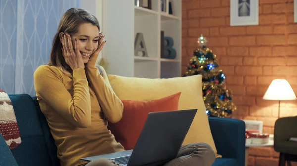 Fröhliche Junge Frau Sitzt Hause Auf Dem Sofa Und Verbindet — Stockfoto