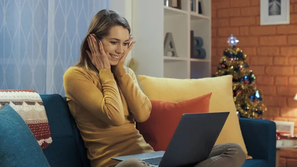 Fröhliche Junge Frau Sitzt Hause Auf Dem Sofa Und Verbindet — Stockfoto