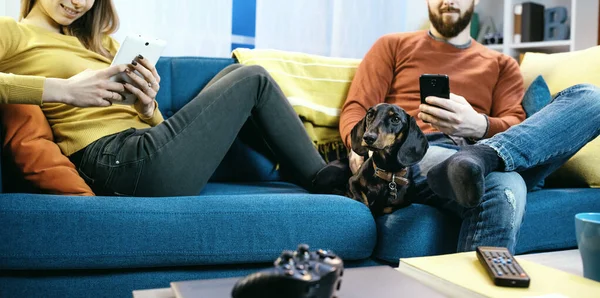 Junges Paar Sitzt Hause Auf Dem Sofa Und Verbindet Sich — Stockfoto