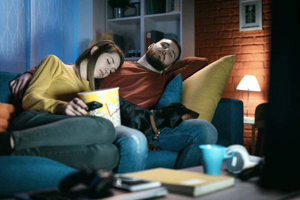 Young Sleepy Couple Sitting Couch Falling Asleep While Watching Movie — Stock Photo, Image