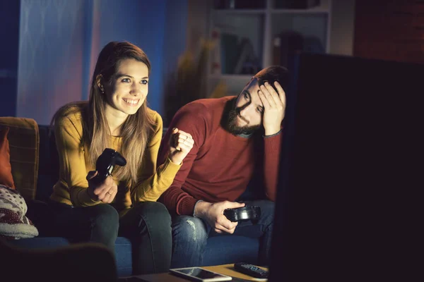 Evde Video Oyunu Oynayan Mutlu Çift Kız Kazandı Yumruğunu Kaldırarak — Stok fotoğraf