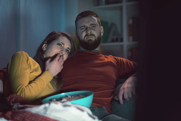 Pareja Joven Sentada Sofá Casa Viendo Películas Terror Juntos Televisión — Foto de Stock