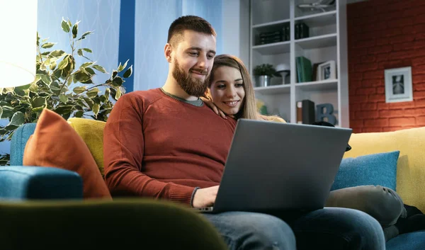 Joven Pareja Sonriente Relajándose Sofá Casa Conectándose Línea Con Ordenador — Foto de Stock