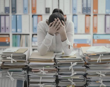 Ofis çalışanın bir yığın evrak işine bel bağlamış, işi başından aşkın ve stresli.