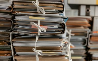 Ofisteki evrak yığınları ve dosyalar: aşırı çalışma, dosya yönetimi ve yönetim kavramı