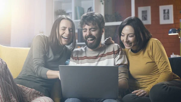 Веселі Друзі Сидять Дивані Вдома Спілкуються Онлайн Своїм Ноутбуком Вони — стокове фото