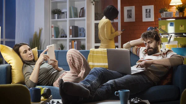 Friends Connecting Devices Home Ignoring Each Other Technology Lifestyle Concept — Stock Photo, Image