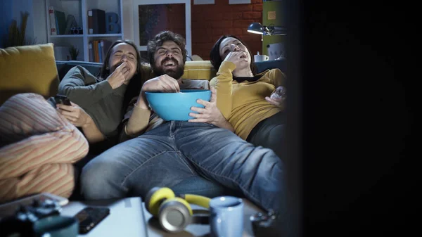 Amigos Sentados Sofá Casa Están Viendo Películas Comiendo Palomitas Maíz — Foto de Stock