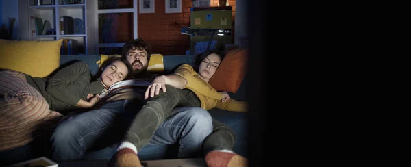 Φίλοι Που Κοιμούνται Στον Καναπέ Στο Σπίτι Ενώ Βλέπουν Τηλεόραση — Φωτογραφία Αρχείου