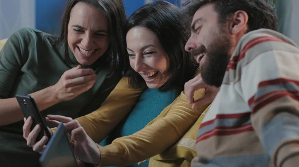 Amigos Felices Sentados Sofá Casa Redes Sociales Con Teléfono Inteligente —  Fotos de Stock