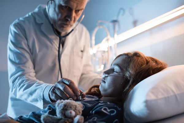Médico Profissional Examinando Uma Criança Deitada Uma Cama Hospital Noite — Fotografia de Stock