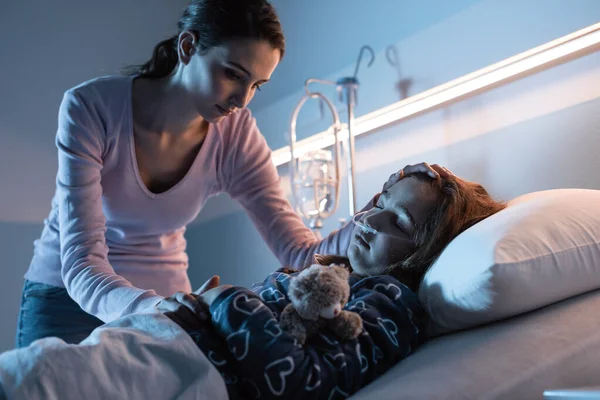 Junge Mutter Hilft Ihrem Kleinen Kind Das Nachts Krankenhausbett Liegt — Stockfoto