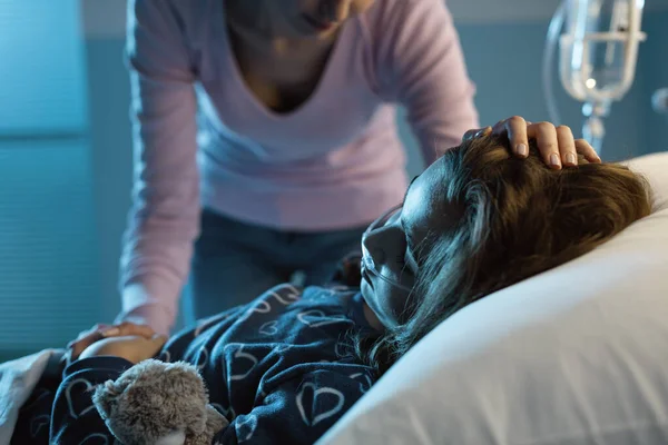 Fiatal Anya Segít Kisgyermekének Feküdni Egy Kórházi Ágyban Éjszaka Aggódik — Stock Fotó
