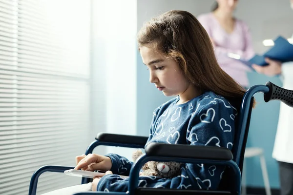 Linda Chica Silla Ruedas Hospital Usando Una Tableta Madre Médico — Foto de Stock