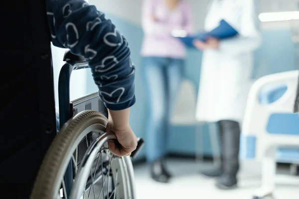Dziewczyna Wózku Inwalidzkim Szpitalu Jej Matka Lekarz Rozmawiają Jej Zdrowiu — Zdjęcie stockowe