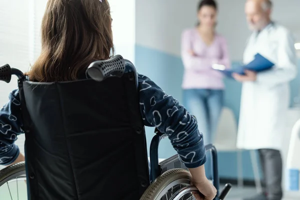 Mädchen Rollstuhl Krankenhaus Ihre Mutter Und Der Arzt Sprechen Über — Stockfoto