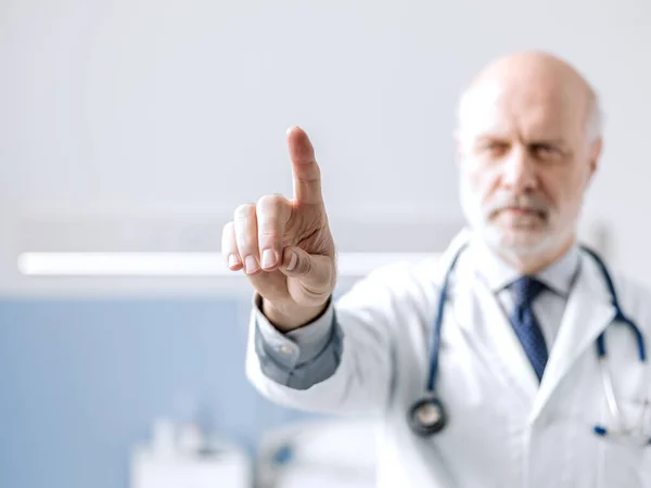 Hastanedeki Profesyonel Doktor Parmağıyla Işaret Ediyor Sanal Bir Ekrana Dokunuyor — Stok fotoğraf