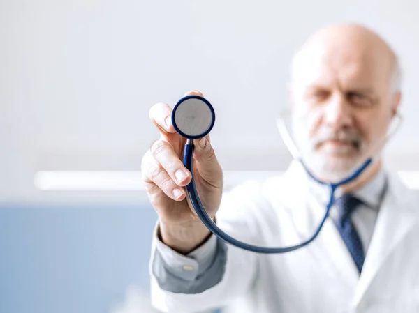 Profesionální Lékař Ukazující Stetoskop Před Lékařskou Prohlídkou Medicína Zdravotní Koncepce — Stock fotografie