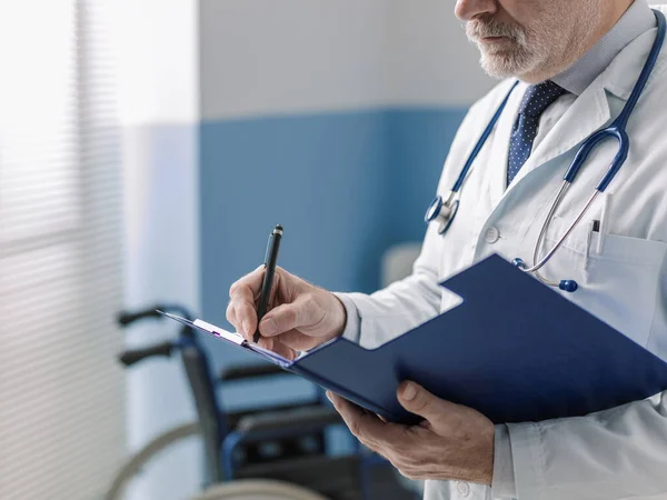 Medico Professionista Che Lavora Ospedale Sta Scrivendo Cartelle Cliniche Blocco — Foto Stock