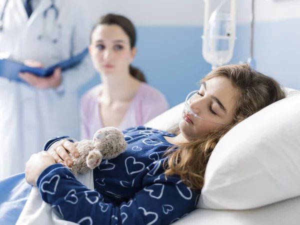 Criança Deitada Cama Hospital Médico Sua Mãe Estão Lado Dela — Fotografia de Stock