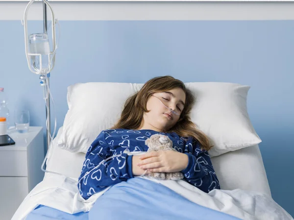 Sick Child Lying Hospital Bed Holding Her Teddy Bear Kids — Stock Photo, Image