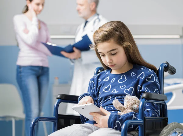 Ragazza Sulla Sedia Rotelle Utilizzando Tablet Digitale Ospedale Sua Madre — Foto Stock