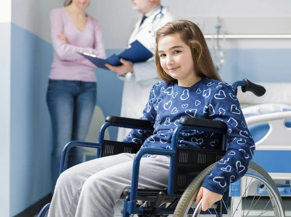 Улыбающаяся Девушка Инвалидном Кресле Больнице Мать Врач Разговаривают Заднем Плане — стоковое фото