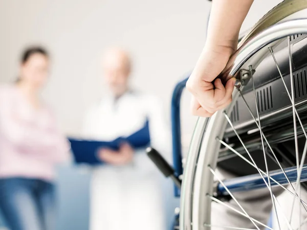 Paziente Sedia Rotelle All Ospedale Una Donna Medico Stanno Discutendo — Foto Stock