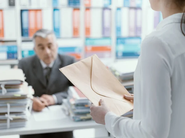 Asistente Traer Correo Jefe Que Está Trabajando Escritorio Sobrecargado Papeleo — Foto de Stock