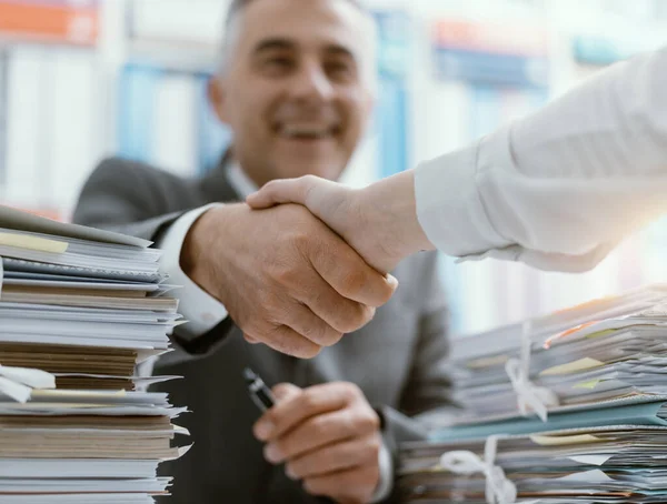 Reunião Empresários Escritório Apertar Mãos Conceito Acordo Recrutamento Cooperação — Fotografia de Stock