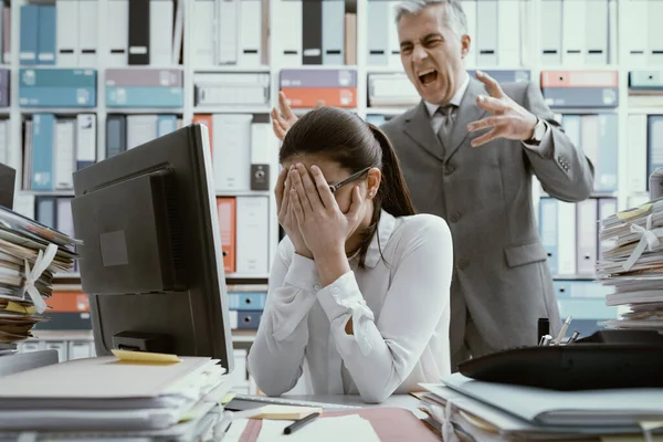 Angry Boss Yelling His Young Employee She Stressed Feeling Frustrated — Stock Photo, Image
