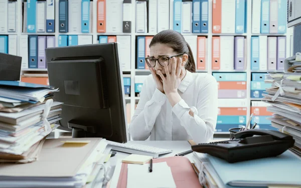 Zdesperowana Pracownica Biurowa Problemy Komputerem Krzyczy Gapi Się Ekran Komputera — Zdjęcie stockowe