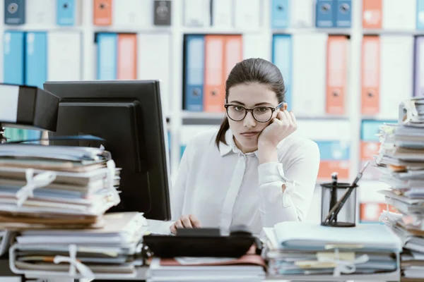 Junge Gelangweilte Büroangestellte Sitzt Schreibtisch Und Arbeitet Sie Ist Mit — Stockfoto