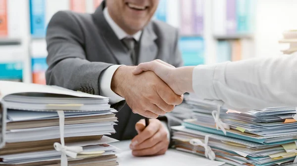 Geschäftsleute Treffen Sich Büro Und Schütteln Die Hände Vereinbarung Rekrutierung — Stockfoto