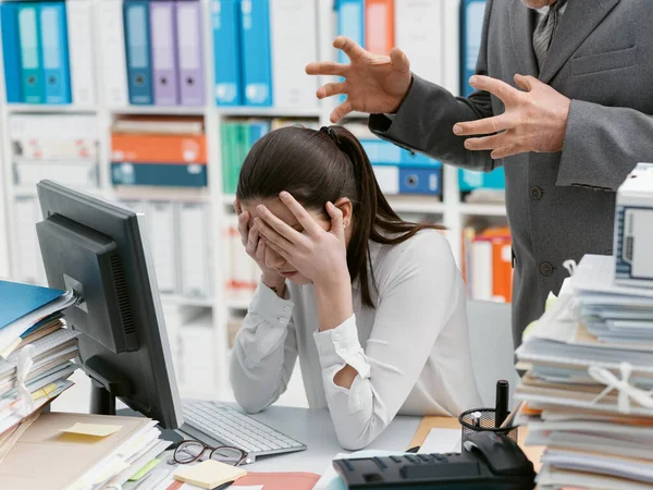 Șeful Furios Țipând Tânărul Său Angajat Este Stresată Simte Frustrată — Fotografie, imagine de stoc