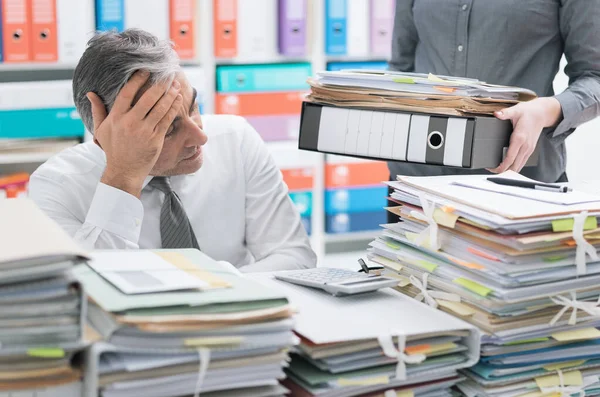 Stresowany Biznesmen Pracujący Biurze Przeciążony Pracą Pulpit Jest Pokryty Papierkową — Zdjęcie stockowe